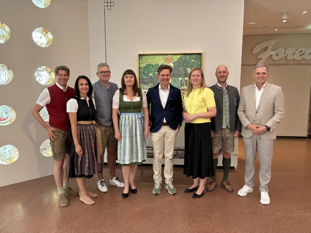 Von links: Tourismusverband Salzkammergut-Geschäftsführer Stefan Brandlehner, Tourismusverband 360° Alpenland-Geschäftsführerin Corinna Polz, Tourismusverband Mühlviertel-Geschäftsführer Markus Obermüller, Tourismusverband Donauregion Oberösterreich-Geschäftsführungsstellvertreterin Bettina Berndorfer, Oberösterreich Tourismus-Geschäftsführer Andreas Winkelhofer, Tourismusverband Linz-Geschäftsführerin Marie-Louise Schnurpfeil, Tourismusverband Quellenviertel-Geschäftsführer Philipp Haas und Wels Marketing & Touristik-Geschäftsführer Peter Jungreithmair.
